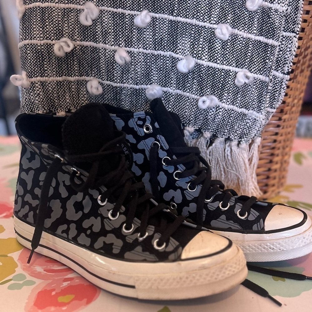 Converse Chuck 70 Hi reflective unisex 7.5/9.5
leopard print sneakers in black